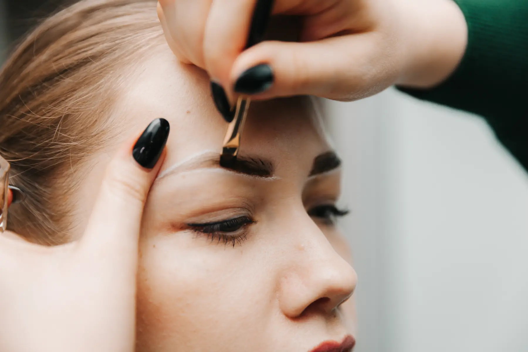 brow-shaping-process-on-a-woman-in-salon-2026-03-20-03-13-40-utc (1)