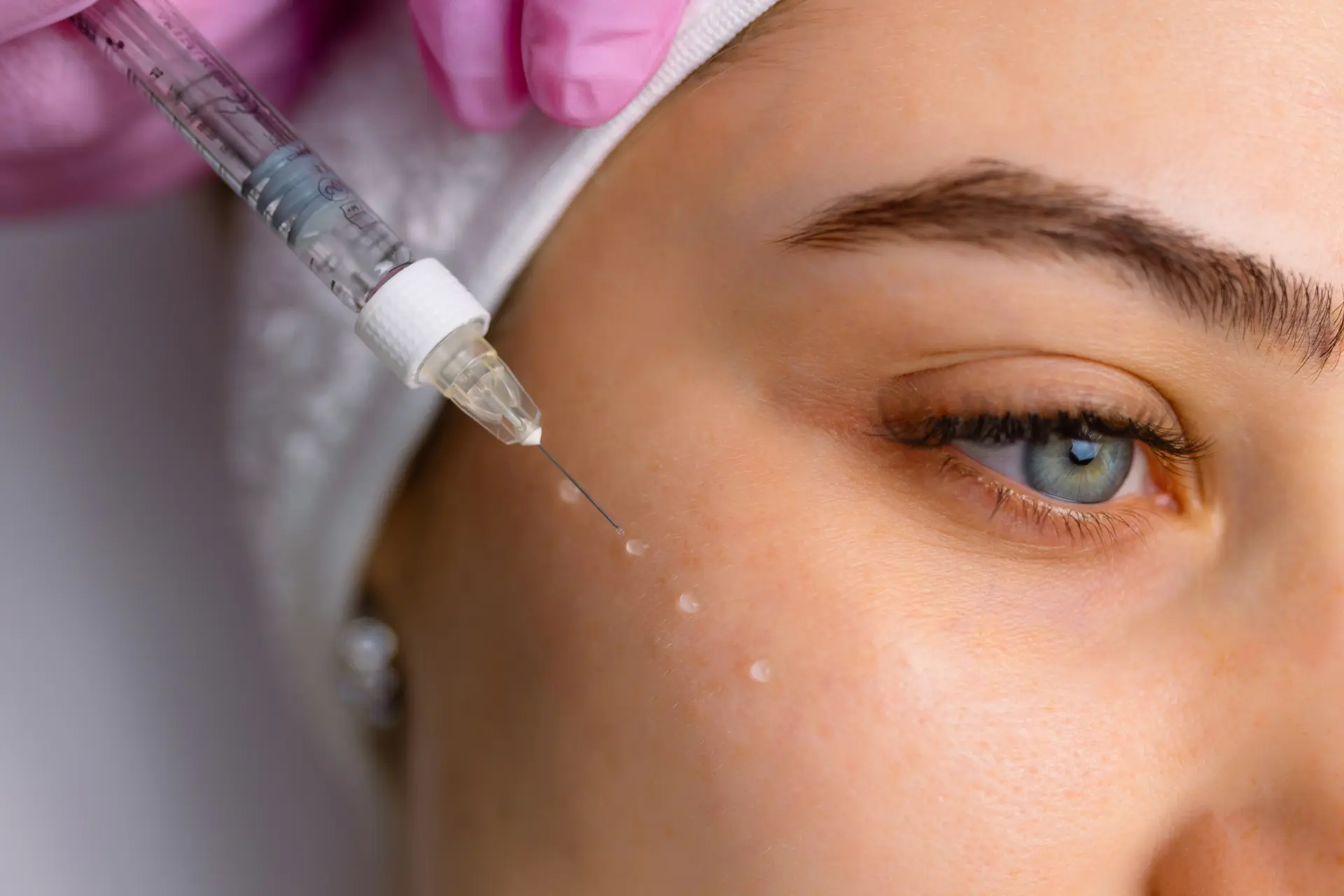 facial-treatment-injection-to-woman-s-face-2026-03-19-22-06-37-utc (1)