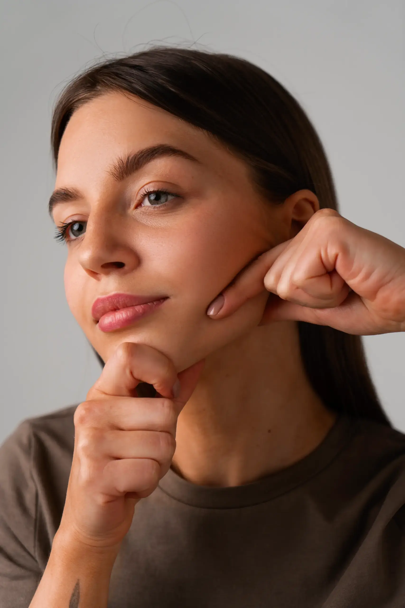 Grua duke praktikuar facial yoga, pamje anësore — Tria by Lex, Durrës